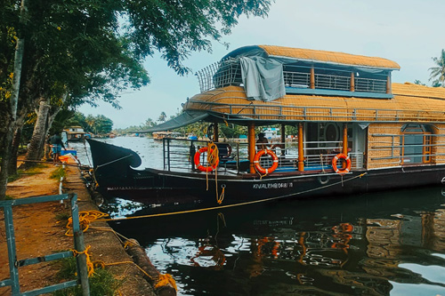 Blue Lotus Houseboats